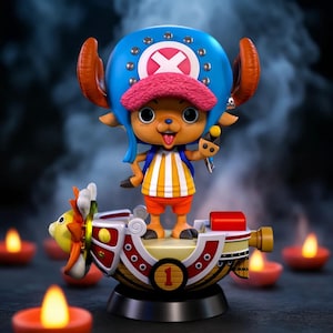 Peut inclure: Figurine de Tony Tony Chopper de One Piece, debout sur un navire miniature. Chopper porte un chapeau bleu avec une croix blanche, un chapeau rose et un short orange. Le navire est rouge, blanc et jaune, avec le numéro "1" à l'avant.
