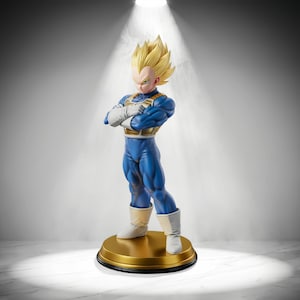 Könnte beinhalten: Eine Sammlerfigur eines Charakters mit stacheligem blondem Haar, bekleidet mit einem blauen Anzug, weißen Handschuhen, weißen Stiefeln und einer goldenen Brustpanzerung. Die Figur steht mit verschränkten Armen auf einem runden goldenen Sockel.