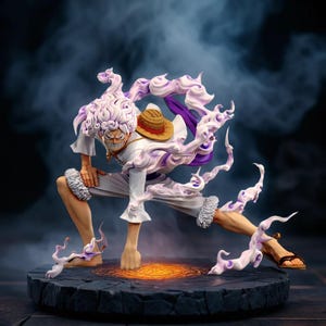 Peut inclure: Figurine dynamique d'un personnage en position de combat, avec des effets d'énergie blancs et violets. La figurine porte une tenue blanche, un chapeau de paille et des sandales. Le socle est gris foncé avec une lueur orange.