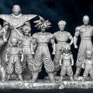 Könnte beinhalten: Eine graue Skulptur mit mehreren Figuren aus der Dragon Ball Z-Serie. Die Charaktere sind in dynamischen Posen dargestellt und stehen auf einem strukturierten Sockel. Die Skulptur zeigt detaillierte Anatomie und Kleidung.