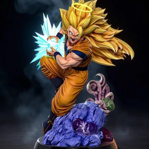 Puede incluir: Figura dinámica de un personaje con cabello dorado puntiagudo y un halo, vistiendo un atuendo naranja y azul. La figura está en plena acción, sosteniendo una esfera de energía azul brillante. Se encuentra sobre una base de roca púrpura con un soporte negro.