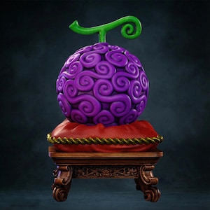 Puede incluir: Una fruta esférica morada con un tallo verde, apoyada sobre un cojín rojo con ribete dorado. La fruta tiene un patrón detallado y arremolinado. El cojín se encuentra sobre un soporte de madera marrón ornamentado.