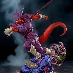 Puede incluir: Una figura dinámica de un personaje con cuernos y piel roja con un traje morado, empuñando una espada. La figura está en pose de acción, con una larga cola roja y está de pie sobre una base azul y morada con una gema verde.