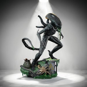 Puede incluir: Una figura detallada de un Xenomorfo negro sobre una base texturizada con acentos de baba verde. La criatura presenta una cabeza alargada, una cola larga segmentada y garras afiladas. Un huevo y un facehugger se sitúan sobre la base junto a una señal de peligro amarilla.