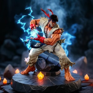 Può includere: Statuetta dettagliata di un personaggio muscoloso in posa da combattimento, vestito con un gi bianco strappato e guanti rossi. La figura è circondata da effetti di energia blu, con una fascia rossa. La base è una piattaforma di pietra con piccole luci arancioni incandescenti.