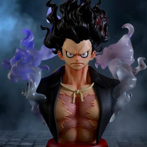 Peut inclure: Buste détaillé d'un personnage aux cheveux noirs hérissés et à l'expression intense. La figurine porte une veste noire et a un torse musclé avec des cicatrices visibles. Des effets de fumée violets et blancs entourent la figurine, sur une base rouge.