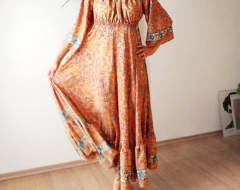 Vestido longo boho vintage de seda laranja com estampa paisley, manga sino, estilo caftan para festivais.