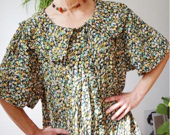 Vestido midi floral vintage com estampa miúda, gola Peter Pan, barra com babados, viscose, estilo boho.