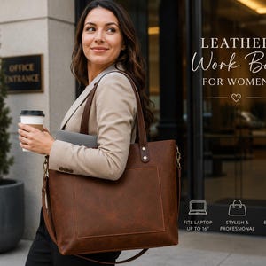 Könnte beinhalten: Eine braune Ledertasche mit zwei Schulterriemen, einer großen Vordertasche und messingfarbenen Beschlägen. Die Tasche zeigt den Text LEATHER Work Bag FOR WOMEN, FITS LAPTOP UP TO 40.64 cm, STYLISH & PROFESSIONAL und BUILT TO LAST.