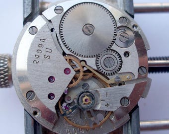 2414 Vostok  RUNS & Keep Time watch movement for WATCHMAKERS - Parts