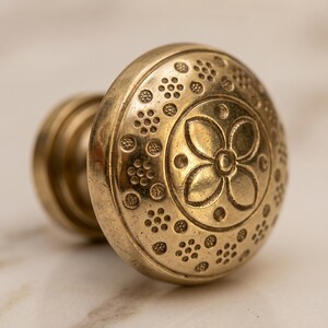 Cabinet knobs,Furniture knobs,Hardware knobs,drawer knobs,dresser knobs,brass knobs,kitchen knobs,decorative knobs,solid brass,unlacquered brass,engraved handmade,Moroccan crafts