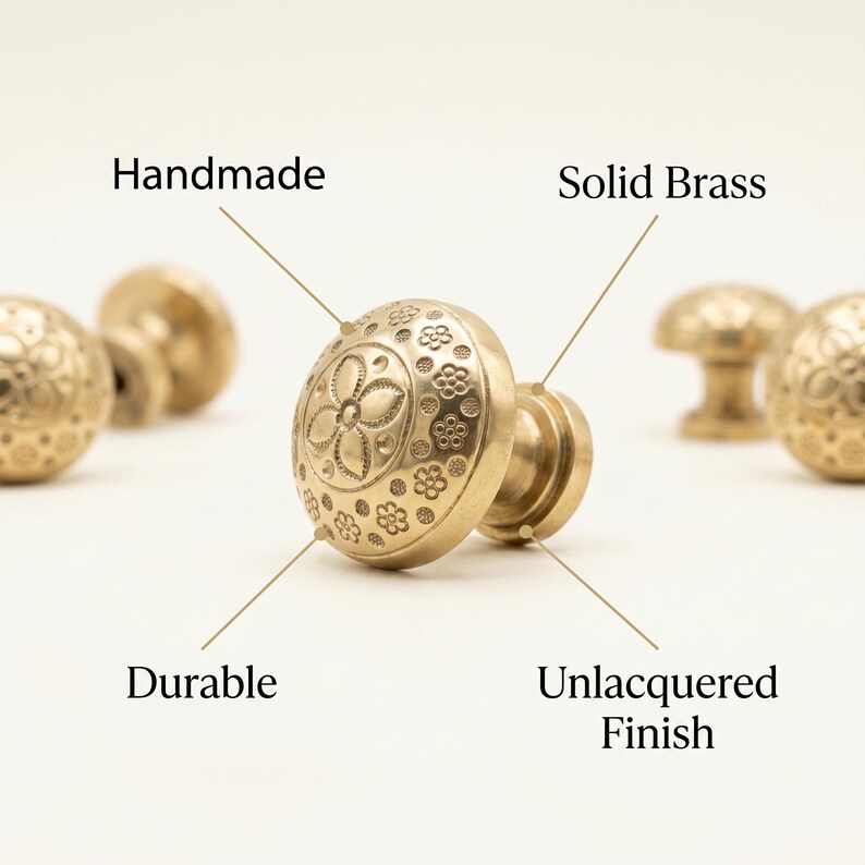 Puede incluir: Primer plano de varios pomos de armario de lat&oacute;n macizo con acabado sin lacar. Los pomos son hechos a mano y duraderos, con un dise&ntilde;o floral. El texto "Handmade", "Solid Brass", "Durable" y "Unlacquered Finish" es visible.