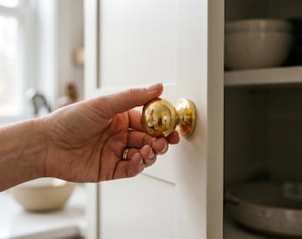 Tiradores de latón macizo para armarios – Herrajes modernos y minimalistas para cajones, acabado en oro pulido.