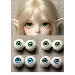 Może przedstawiać: Twarz lalki z zielonymi oczami i blond włosami, z wyborem oczu lalki w kolorze zielonym, niebieskim i morskim. Oczy lalki są białe z kolorową tęczówką i czarną źrenicą. Lalka ma spiczaste uszy.