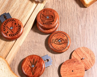 Cuchilla de madera personalizada con forma de OVNI para pan, cuchilla para marcar masa madre grabada y personalizada, cuchilla hecha a mano para panadero, herramientas únicas para masa madre, regalo para ella.