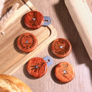 Personalisierte Brotlame aus Walnussholz mit individuellem Logo, individuelle UFO-Lame für Bäcker, runde Brotritzklinge mit Gravur, Geschenk für Bäcker
