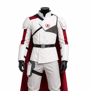 Op de afbeelding: Een wit en lichtgrijs uniform in militaire stijl met een jas met hoge kraag en rode accenten, een rode cape, zwarte handschoenen, een zwarte riem met een ronde gesp, een witte holster en witte kniehoge laarzen met rode details.