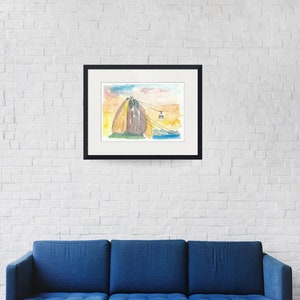 Puede incluir: Pintura acuarela de una monta&ntilde;a con un telef&eacute;rico que sube por el lado. La monta&ntilde;a es de color marr&oacute;n claro y el cielo es azul claro con una puesta de sol amarilla.