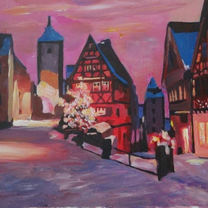 Puede incluir: Una pintura de una calle de un pueblo europeo al atardecer. Los edificios son una mezcla de rojo, marrón y azul, con una alta torre puntiaguda en el fondo. La calle está vacía y el cielo es de un rosa suave.