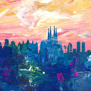 Op de afbeelding: Een kleurrijk abstract schilderij van de skyline van Barcelona met een roze en gele lucht. De stadsgebouwen zijn geschilderd in tinten blauw en groen.