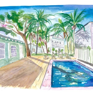 Könnte beinhalten: Ein Aquarellbild, das eine tropische Hinterhofszene mit einem grünen Haus, Palmen und einem Schwimmbad zeigt. Der Pool ist von einem Holzdeck umgeben und es gibt Liegestühle rund um den Pool.