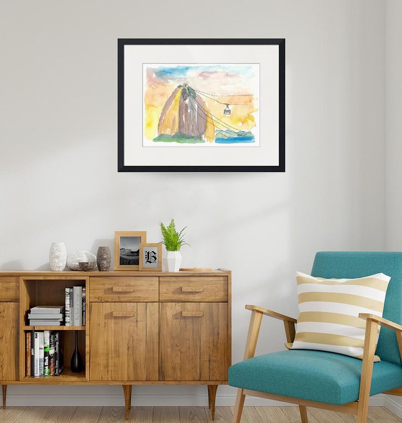 Puede incluir: Pintura acuarela de una monta&ntilde;a con un telef&eacute;rico que sube por el lado. La monta&ntilde;a est&aacute; pintada en tonos de marr&oacute;n, amarillo y verde. El cielo es azul claro con nubes rosadas.