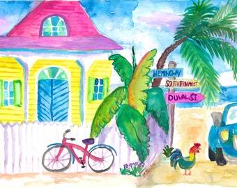 Può includere: Dipinto ad acquerello di una colorata scena tropicale. Una casa gialla con tetto rosa e porte blu è al centro. Sono presenti anche una bicicletta rosa, una palma e un palo segnaletico con nomi di strade. Un'auto blu e un gallo sono sulla destra.