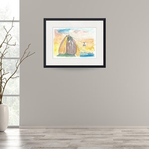 Puede incluir: Pintura acuarela de una monta&ntilde;a con un telef&eacute;rico que sube por el lado. La monta&ntilde;a est&aacute; pintada en tonos de amarillo, naranja y marr&oacute;n. El cielo es azul claro con nubes rosadas.