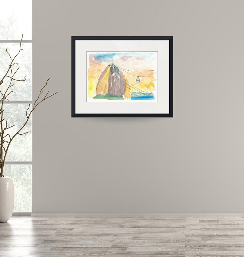 Puede incluir: Pintura acuarela de una monta&ntilde;a con un telef&eacute;rico que sube por el lado. La monta&ntilde;a est&aacute; pintada en tonos de amarillo, naranja y marr&oacute;n. El cielo es azul claro con nubes rosadas.