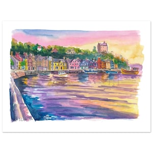 Può includere: Dipinto ad acquerello di una città costiera al tramonto. L'opera raffigura edifici colorati lungo il lungomare, con barche in acqua. Il cielo passa dal rosa al giallo, riflettendosi nell'acqua. Un castello si trova in cima a una collina.