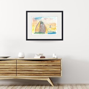 Puede incluir: Pintura acuarela de una monta&ntilde;a con un telef&eacute;rico que sube por el lado. La monta&ntilde;a est&aacute; pintada en tonos de marr&oacute;n, amarillo y verde. El cielo est&aacute; pintado en tonos de azul y rosa.