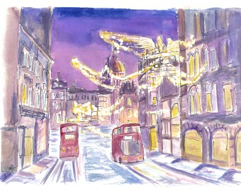 Puede incluir: Una pintura de acuarela de una escena callejera en Londres por la noche. La calle está bordeada de edificios y hay dos autobuses rojos de dos pisos conduciendo por la calle. El cielo es morado y hay luces blancas colgadas a través de la calle.