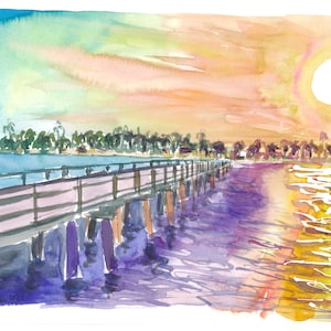 Könnte beinhalten: Aquarellgemälde eines Holzstegs, der sich über ein Gewässer erstreckt, mit einem Sonnenuntergang im Hintergrund. Der Himmel ist eine Mischung aus Blau, Grün, Gelb und Orange. Das Wasser ist eine Mischung aus Lila, Blau und Gelb. Die Sonne ist ein weißer Kreis in der oberen rechten Ecke des Gemäldes.
