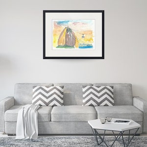 Puede incluir: Pintura acuarela de una monta&ntilde;a con un telef&eacute;rico que sube por el lado. La monta&ntilde;a est&aacute; pintada en tonos de amarillo, naranja y marr&oacute;n. El cielo es azul claro con nubes rosadas.