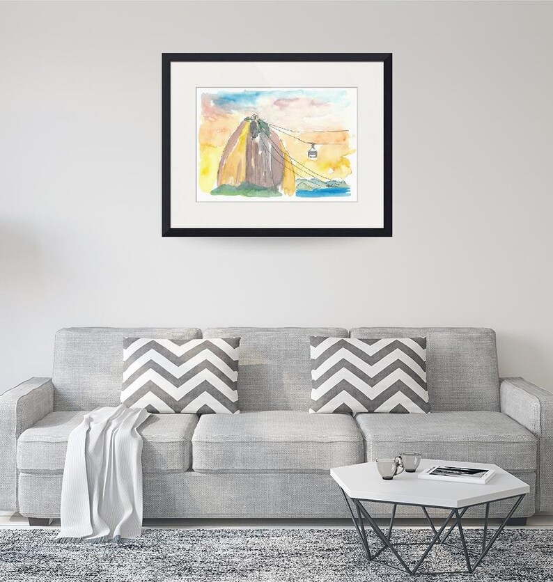 Puede incluir: Pintura acuarela de una monta&ntilde;a con un telef&eacute;rico que sube por el lado. La monta&ntilde;a est&aacute; pintada en tonos de amarillo, naranja y marr&oacute;n. El cielo es azul claro con nubes rosadas.