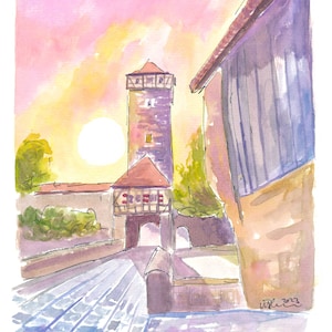 Può includere: Acquerello di una torre di pietra con un tetto rosso, un cancello con un tetto rosso e un edificio con un tetto viola. La scena è ambientata su uno sfondo di cielo rosa e giallo con un sole bianco.