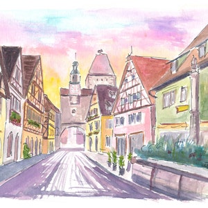 以下が含まれることがあります： ヨーロッパの町の通りの風景を描いた水彩画。建物はカラフルで伝統的なスタイルです。通りは石畳で、両側に木々や花が植えられています。空は淡いピンクとブルーです。