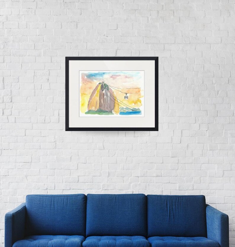Puede incluir: Pintura acuarela de una monta&ntilde;a con un telef&eacute;rico que sube por el lado. La monta&ntilde;a es de color marr&oacute;n claro y el cielo es azul claro con una puesta de sol amarilla.