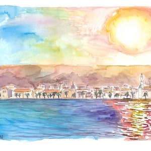 Könnte beinhalten: Aquarellmalerei einer Stadtlandschaft mit einer strahlend gelben Sonne am Himmel. Die Stadt liegt an einer Wasserfront mit einem blauen Gewässer. Die Gebäude sind in Braun- und Orangetönen gemalt. Der Himmel ist in Blau-, Rosa- und Gelbtönen gemalt.