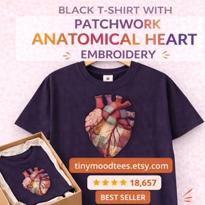 Puede incluir: Camiseta negra con diseño de bordado de corazón anatómico patchwork. La imagen muestra la camiseta en una percha y doblada en una caja. El texto de la imagen dice "BLACK T-SHIRT WITH PATCHWORK ANATOMICAL HEART EMBROIDERY".