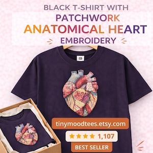 Puede incluir: Camiseta negra con bordado de corazón anatómico patchwork. El diseño presenta una ilustración detallada y colorida de un corazón con un patrón de patchwork. El texto "BLACK T-SHIRT WITH PATCHWORK ANATOMICAL HEART EMBROIDERY" se muestra en la parte superior.