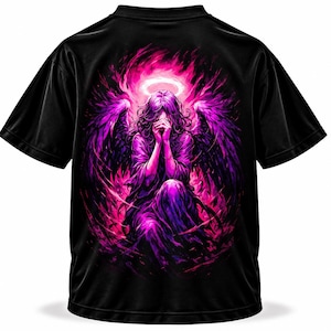 Może przedstawiać: Czarny t-shirt z krótkim rękawem z wyrazistym nadrukiem graficznym przedstawiającym klęczącą postać z dużymi skrzydłami i świecącą aureolą. Grafika utrzymana jest w odcieniach jaskrawego różu i głębokiego fioletu, otoczona wirującą energią.