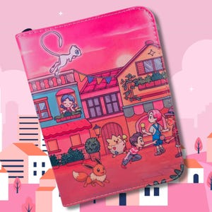 Puede incluir: Cartera rosa con cremallera con una ilustración de dibujos animados de una escena de pueblo. El diseño presenta un cielo rosa, edificios y personajes, creando una estética vibrante y juguetona. Un accesorio práctico.