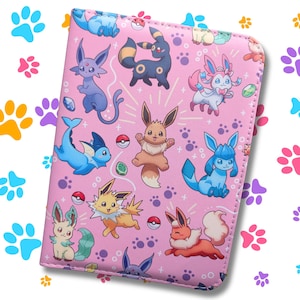 Puede incluir: Una funda rectangular de color rosa para cuaderno con un patrón repetitivo de varias evoluciones de Eevee, incluyendo Eevee, Vaporeon, Jolteon, Flareon, Espeon, Umbreon, Glaceon y Sylveon, intercaladas con pequeños iconos de Poké Balls y huellas.