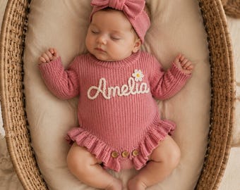 Personalisierter gestrickter Strampler Baby & Kleinkind Outfit individueller Name handgefertigt bestickter Strampelanzug Neugeborene Geschenk weicher Strick Coming Home Outfit Set