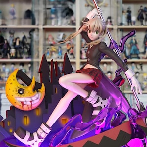 Peut inclure: Figurine d'anime détaillée d'un personnage féminin en pose dynamique, tenant une lance. Elle porte une veste noire, une jupe à carreaux et des bottes blanches. La figurine est posée sur une base violette et noire avec un château, une lune et une croix.