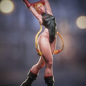 以下が含まれることがあります： 黒いボディスーツに赤いアクセントを施した女性キャラクターの精巧なフィギュア。長い金髪の三つ編みで、黒いブーツを履いています。ぼやけた背景を背景に、腕を上げたポーズをとっています。