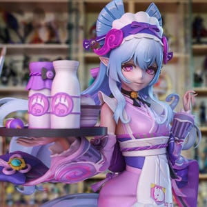 Könnte beinhalten: Detaillierte Figur einer Figur in einem Maid-Outfit, mit einer Farbpalette aus Lavendel, Lila und Weiß. Die Figur hat lange, hellblaue Haare und hält ein Tablett mit Flaschen und Gläsern. Die Figur hat ein detailliertes Design und eine skurrile Ästhetik.