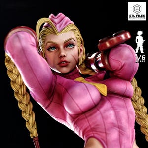以下が含まれることがあります： ピンクのジャンプスーツとブロンドの三つ編みをした女性キャラクターの1/6スケールフィギュア。フィギュアは決意した表情をしており、赤いオブジェクトを持っています。フィギュアは3Dプリント用に設計されています。