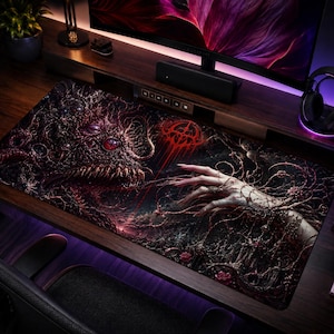 Può includere: Un grande tappetino per scrivania rettangolare con un'illustrazione fantasy dettagliata. L'opera raffigura una creatura mostruosa con più occhi e denti affilati, accanto a una mano scheletrica tesa. La tavolozza dei colori è dominata da rossi e neri profondi.